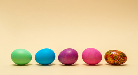Obraz premium Colorful easter eggs isolated on beige background