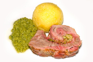 Gefüllter Schweinebraten mit Klößen und Wirsing