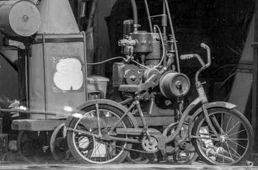 Fototapeta premium steam locomotive machine and old bike