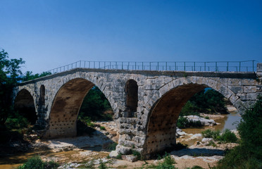 Fototapeta na wymiar Provence, Pont St. Julien, old stone bridge