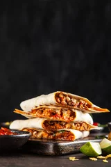 Crédence de cuisine en verre imprimé Manger Chicken quesadillas with paprika, cheese and cilantro