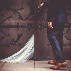 Brautpaar geht in die Kirche rein 