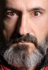 Ritratto di uomo con barba folta