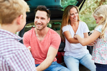 Glückliche Eltern im Auto mit Kindern