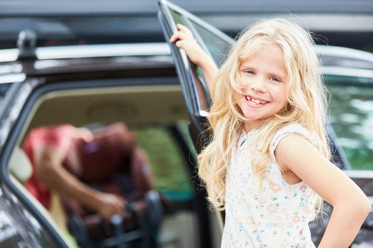 M&auml;dchen am Auto freut sich auf die Reise