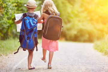 Zwei Kinder wandern ins Abenteuer im Sommer