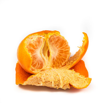 Halbe Mandarine in Schale Freisteller