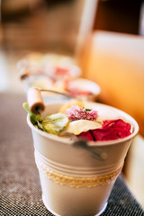 kleine weiße Eimer mit Blütenblättern   Hochzeit