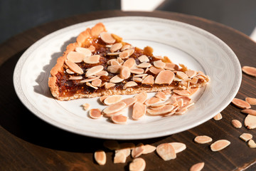 Crostata con marmellata e mandorle