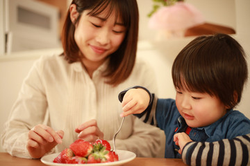 苺を食べる親子
