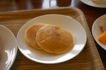 白いお皿とホットケーキ