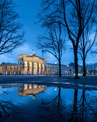 Brandenburger Tor in Berlin zur blauen Stunde