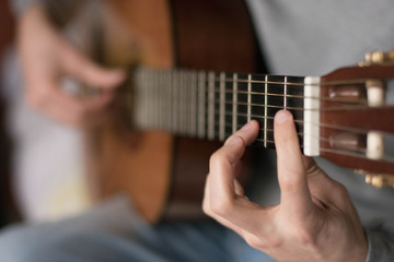 Fototapeta premium klasyczny gitarzysta acustig, koncentrując się na rękach