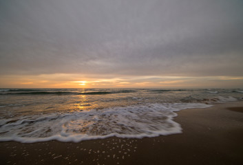 Obraz premium A sunrise next to the shore of the mediterranean sea