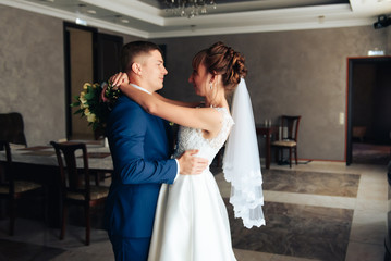 Naklejka premium newlyweds in the apartment, a beautiful bride and groom in the rich interior 1