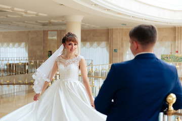 Naklejka premium newlyweds in the apartment, a beautiful bride and groom in the rich interior 1