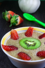 BOL CON BATIDO DE KIWI Y TROZOS DE FRESA ROJA