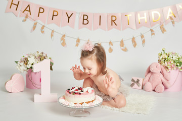 girl with a birthday cake, 1 year old baby photo session