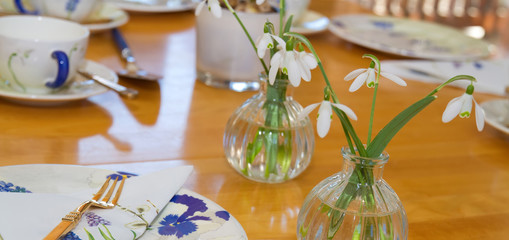 Kaffeegeschirr mit Frühlingsdekor auf einem Holztisch
