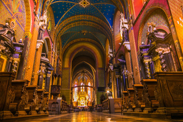 Fototapeta na wymiar Meraviglioso interno colorata della chiesa di San Francesco di Assisi nella vecchia città di Cracovia