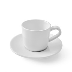 Czarna kawa w filiżance na białym tle