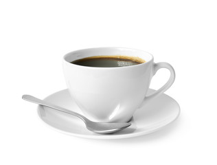 Czarna kawa w filiżance na białym tle