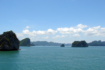 Fototapeta premium The small tropical islands in the sea bay allow the traveler to enjoy their natural beauty only from afar without the opportunity to come closer.