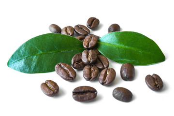 Ziarna kawy z zielonymi liśćmi na białym tle