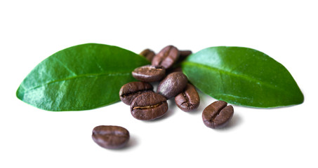 Ziarna kawy z zielonymi liśćmi na białym tle