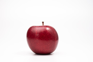 roter Apfel isoliert auf weißem hintergrund freigestellt querformat ohne menschen