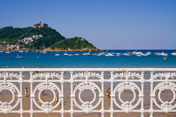 Barandilla de La Concha con la isla de Santa Clara al fondo