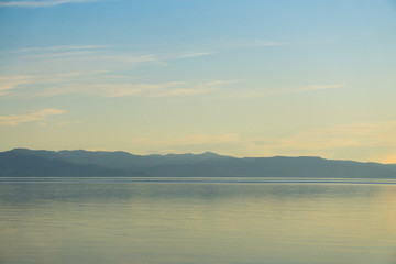 Fototapeta premium krajobraz z górami i morzem / jeziorem