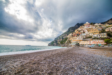 Panoramic view of the beach with colorful buildings of Positano, Italy. - obrazy, fototapety, plakaty