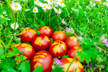uova di Pasqua rosse colorate