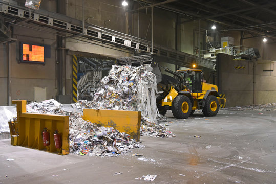 recyceln von altpapier - Lager für Altpapier in einer Fabrik zur Herstellung von Papier// waste paper recycling - waste paper storage in a paper manufacturing mill