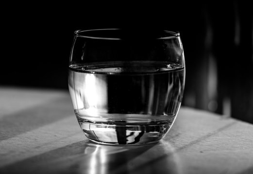 verre d'eau noir et blanc