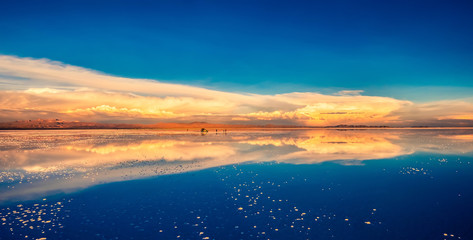 Breathtaking Salar de Uyuni mirror spacious area with tourists