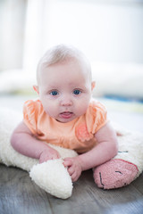 Baby schaut in die Kamera