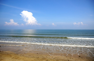 Fototapeta na wymiar 水平線と青空とビーチ