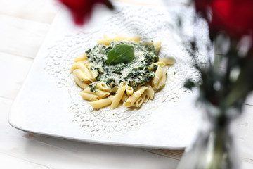 Pasta, makaron z sosem szpinakowym.