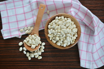 raw white bean in a bowl