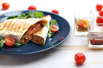 Chrupiąca tortilla z nadziana mięsem i ryżem.