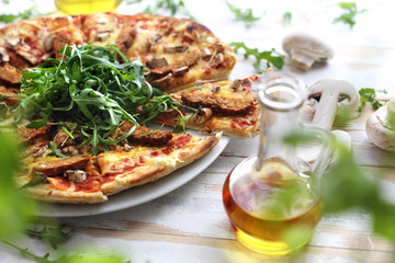 Wegetariańska pizza z warzywami. - obrazy, fototapety, plakaty