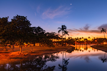ハワイ、アラモアナ公園の夕暮れ