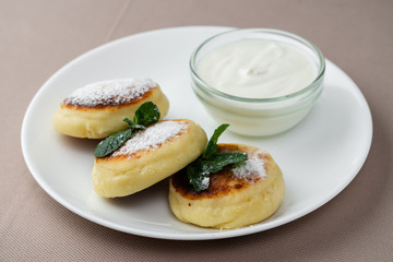 pancakes with powdered sugar and sour cream