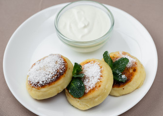 pancakes with powdered sugar and sour cream