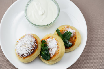 pancakes with powdered sugar and sour cream