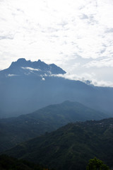 マレーシアのボルネオ島のキナバル山