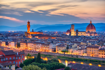 Obraz premium Florence, Tuscany - Night scenery with Duomo Santa Maria del Fiori Renaissance architecture in Italy