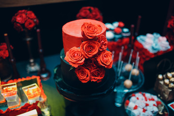 Cake wedding with red roses.